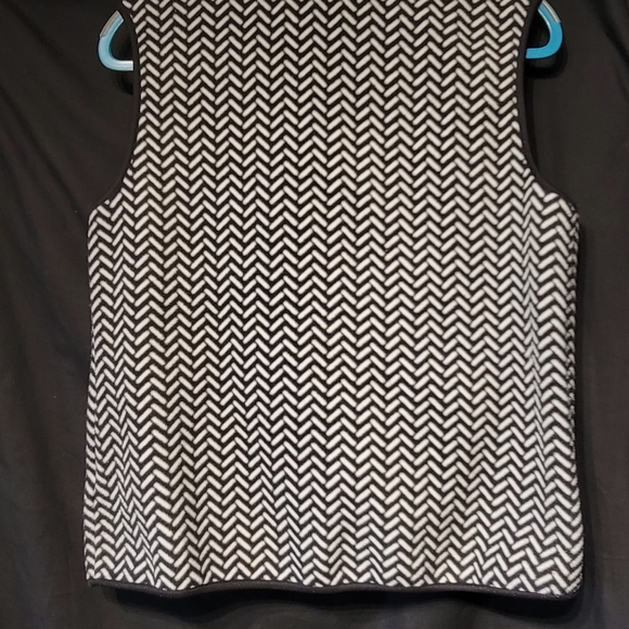 Tweeds medium black/white chevron pattern print vest. - Picture 2 of 8